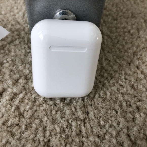 i12 Earpods NEW!! Auto Connects with lid open! - Picture 4 of 7